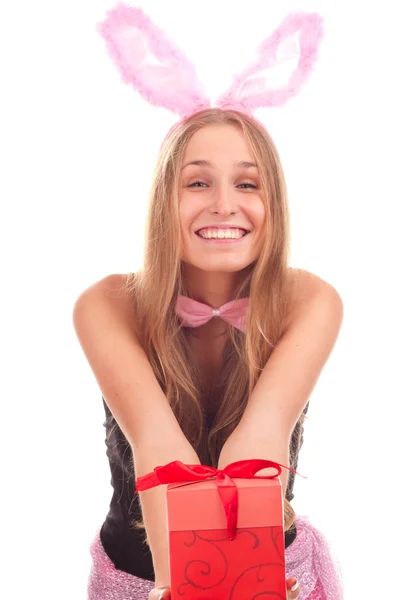 En flicka klädd som en kanin med gåvor — Stockfoto