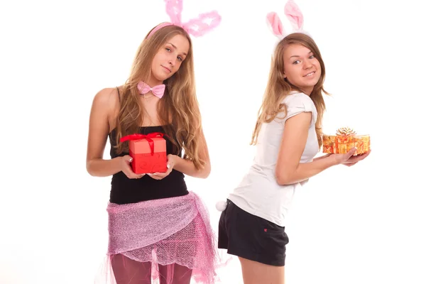 Zwei als Kaninchen verkleidete Mädchen mit Geschenken — Stockfoto
