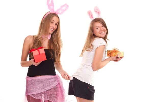 Due ragazze vestite da coniglio con regali — Foto Stock