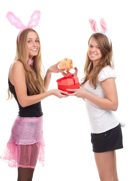 Дві дівчини, одягнені як кролик з подарунками — стокове фото