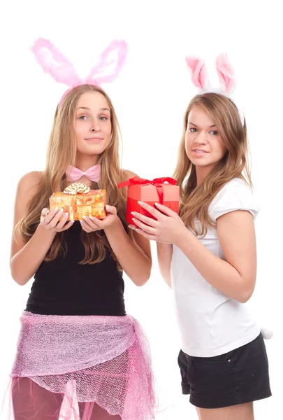 Két lány öltözött, mint egy nyúl, ajándék — Stock Fotó