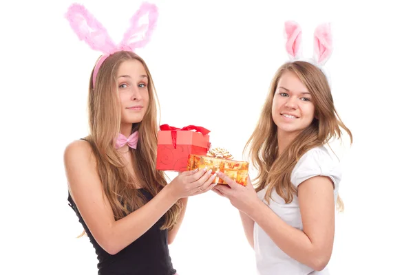 ギフトとウサギとして服を着た 2 人の女の子 — ストック写真