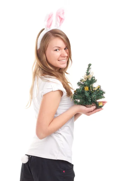 Menina vestida como um coelho com árvore de Natal nas mãos — Fotografia de Stock