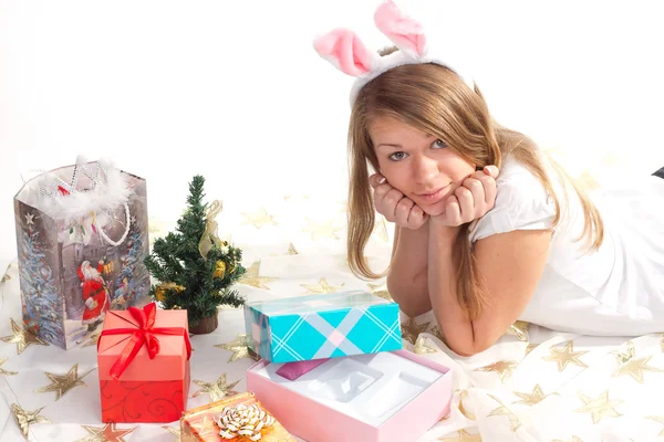 Fata cu cadouri de Crăciun — Fotografie, imagine de stoc