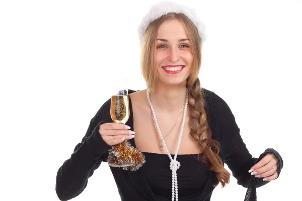 Tyttö juhlii joulua lasillisella viiniä — kuvapankkivalokuva