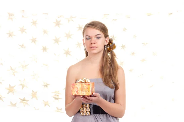 Meisje viert Kerstmis met een geschenk in de handen — Stockfoto