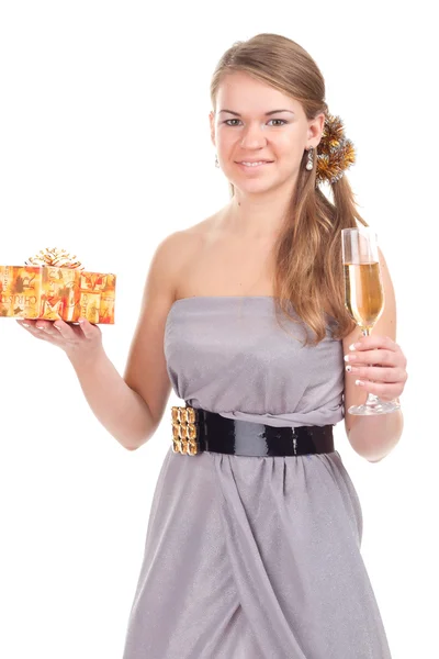Dívka slaví Vánoce s dárkem v rukou — Stock fotografie
