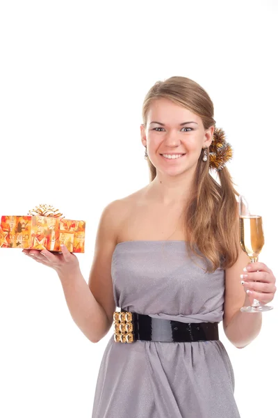 Menina celebra o Natal com um presente nas mãos — Fotografia de Stock