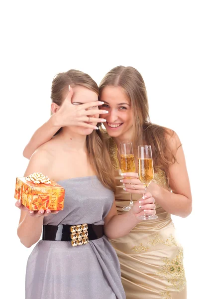 Två flickor fira jul med gåvor och glas i sina händer — Stockfoto