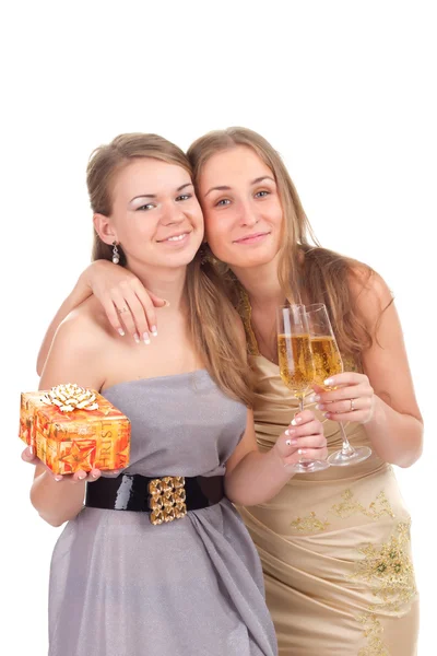 Två flickor fira jul med gåvor och glas i sina händer — Stockfoto