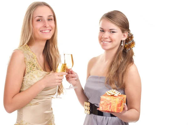 两个女孩庆祝圣诞礼品和在他们手中的眼镜 — 图库照片