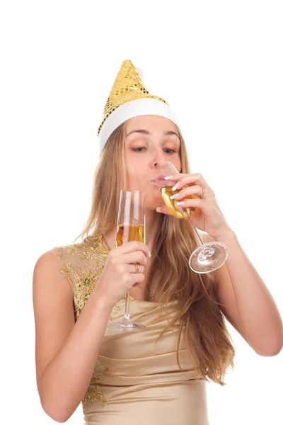 Девушка празднует Рождество с бокалом вина — стоковое фото