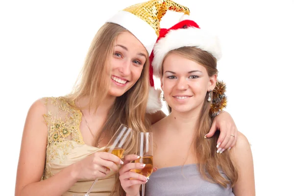 Due ragazze celebrano il Natale con regali e bicchieri in mano — Foto Stock