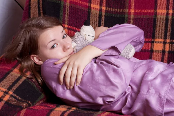 Dívka v purple pyžamo — Stock fotografie