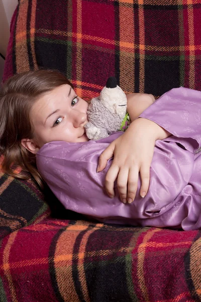 Девушка в фиолетовой пижаме — стоковое фото