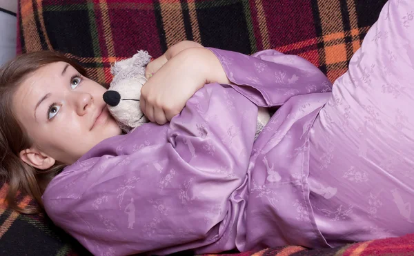 紫色睡衣中的女孩 — 图库照片