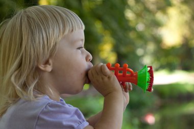 küçük kız blow bubbles