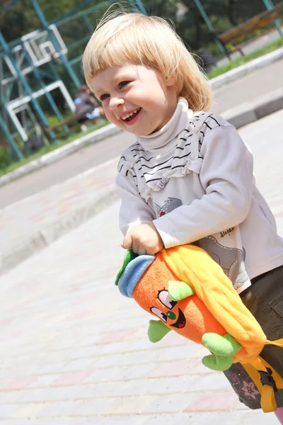 Маленькая девочка с плюшевой сумкой — стоковое фото