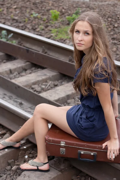 Femme assise sur des rails — Photo