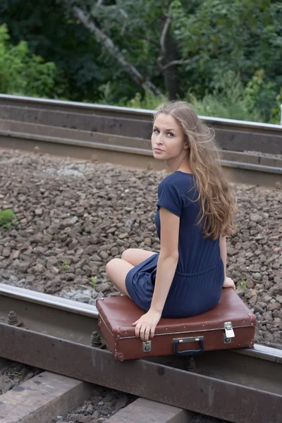 Nő ül a sínek — Stock Fotó