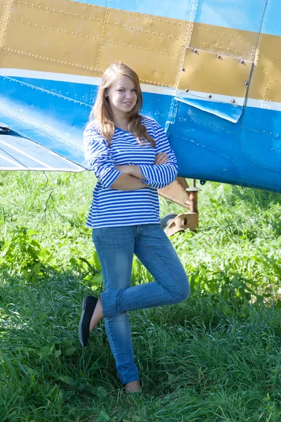 Beautiful girl on the background plane — Stock Photo, Image