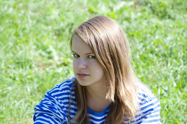 Vacker flicka i skjortan på gräset — Stockfoto