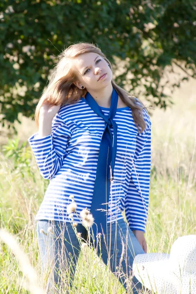 Menina bonita na camisa na grama — Fotografia de Stock