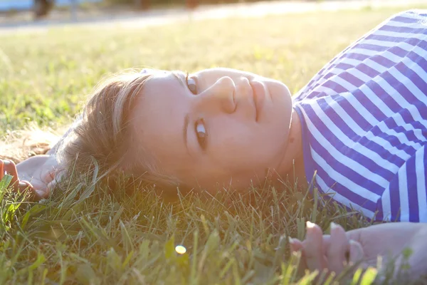 Schönes Mädchen im Hemd auf dem Gras — Stockfoto