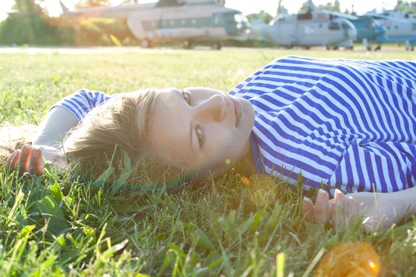 Menina bonita na camisa na grama — Fotografia de Stock