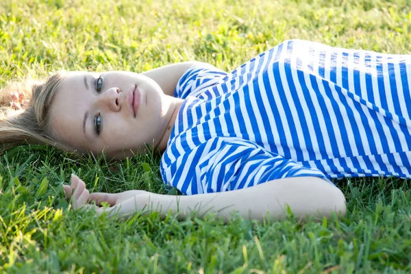 Красивая девушка в рубашке на траве — стоковое фото