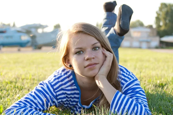シャツ草の上で美しい少女 — ストック写真