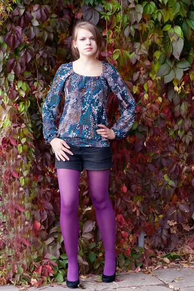 Όμορφο κορίτσι σε μοβ καλσόν το φθινόπωρο — Φωτογραφία Αρχείου