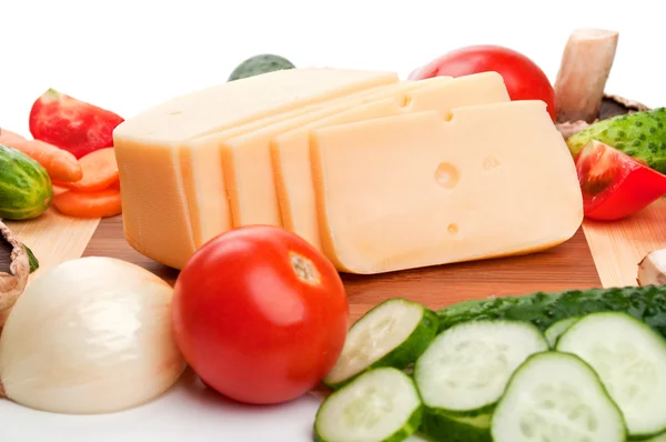 Käse und frisches Gemüse — Stockfoto