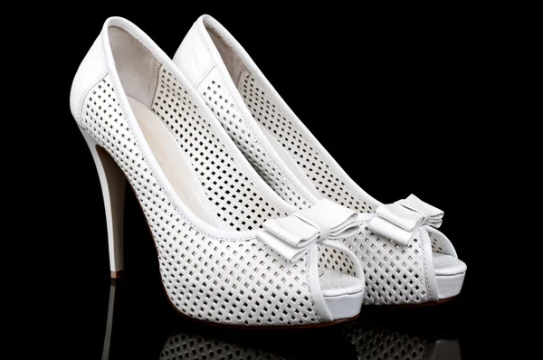 Dois sapatos de casamento branco — Fotografia de Stock