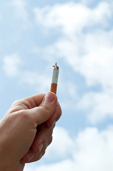 Drží cigaretu — Stock fotografie