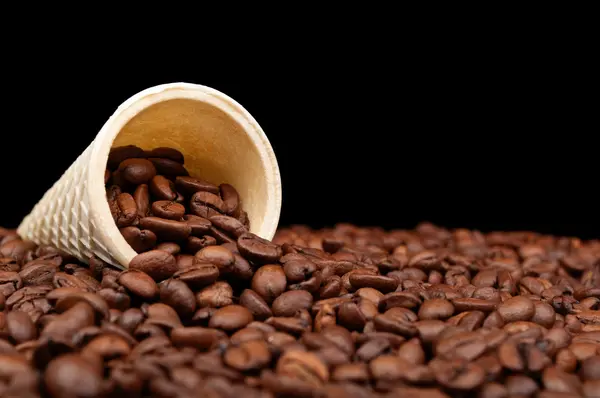 Конус і смажені кавові зерна — стокове фото