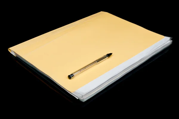 Κίτρινο φάκελο και στυλό — Φωτογραφία Αρχείου