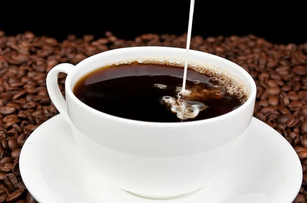 Café com leite e grãos de café — Fotografia de Stock