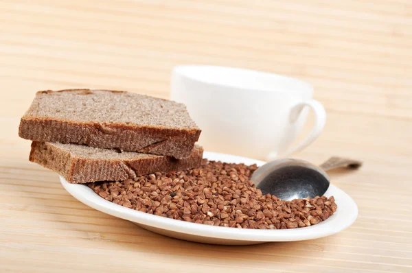 Trigo mourisco e pão de centeio na placa — Fotografia de Stock