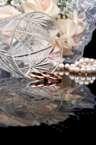 Anelli di nozze d'oro e il calice di cristallo — Foto Stock