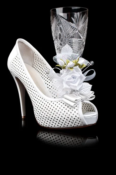 Taça de cristal e o sapato de casamento — Fotografia de Stock