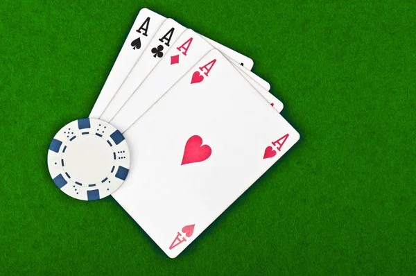 Dört as ve poker fişleri — Stok fotoğraf