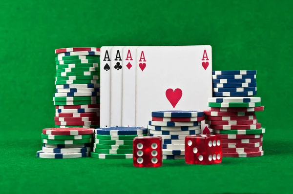 Quatro ases e fichas de poker — Fotografia de Stock