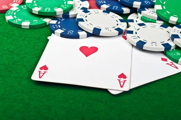 Dois ases e fichas de poker — Fotografia de Stock