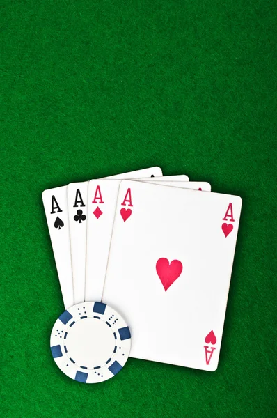 Vier Asse und Pokerchips — Stockfoto