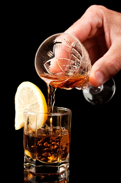 Glas cognac med citron — Stockfoto