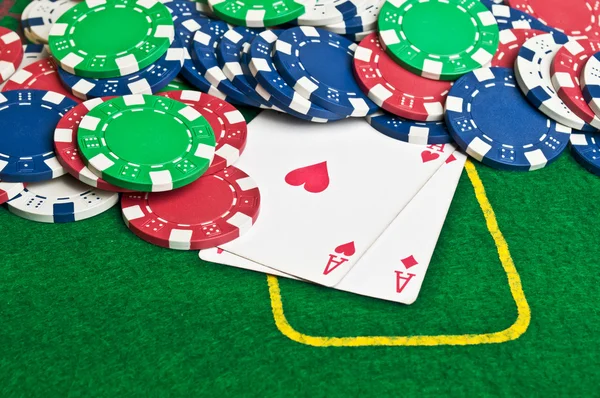 Dos ases y fichas de poker — Foto de Stock