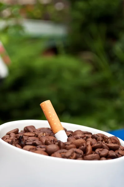 Кофе напитки и сигареты — стоковое фото