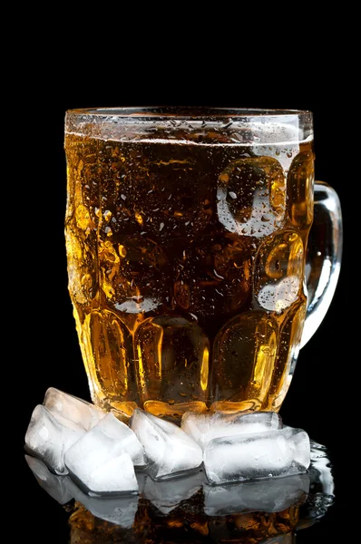 Koud biertje met ijs — Stockfoto