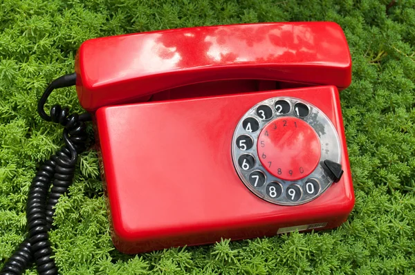 Красный старый телефон — стоковое фото
